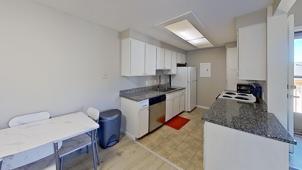 Building Photo - 2929 W Floyd Ave