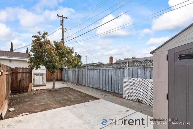 Building Photo - Studio, 1 bath 4plex - 1935 Kinross Way, S...