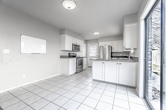 Building Photo - Newly Renovated Duplex! Rare!