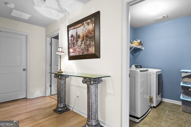 Building Photo - 423 Royal Cres Ln E