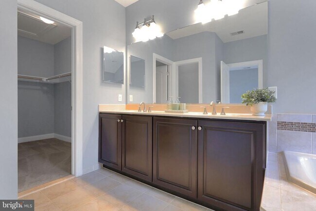 Building Photo - 9850 Solar Course