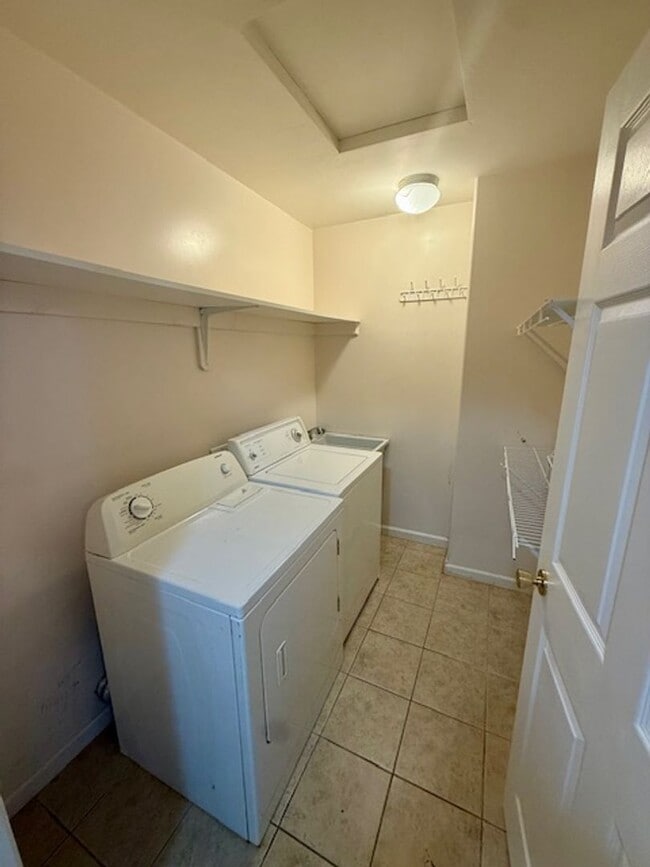 Building Photo - Spacious 4 Bed / 3 Bath Duplex on 1 Acre –...