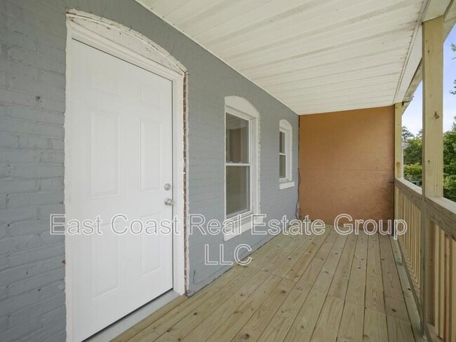 Building Photo - 827 Mulberry Ave