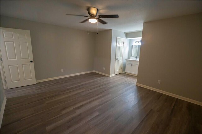 Building Photo - 3318 Kentwood Dr