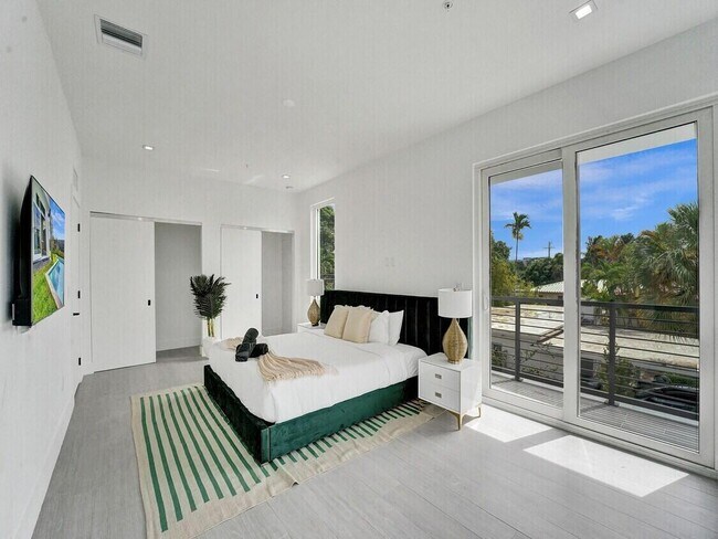 Building Photo - 1220 NE 15th Ave