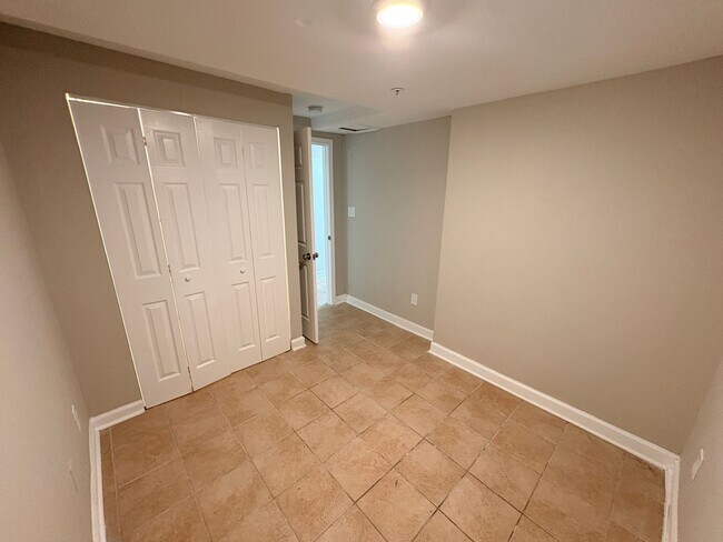 Building Photo - Renovated 3-Bedroom Apartment in Prime SE ...