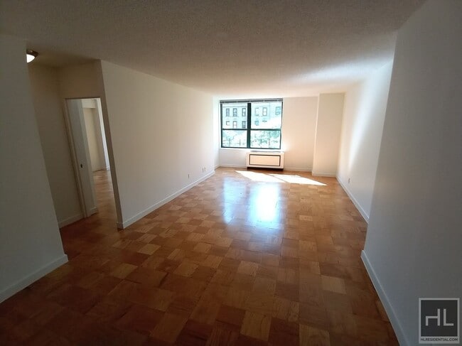 Building Photo - 247 W 87th St