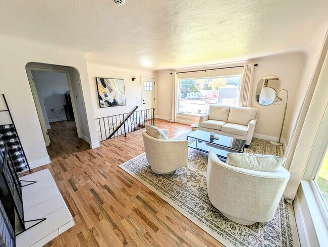 Building Photo - Updated 3 Bedroom Charmer in the Heart of ...