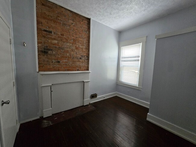 Building Photo - Cute and Quirky!! 3 Bed 2 Bath Home in upcoming Walnut Hills