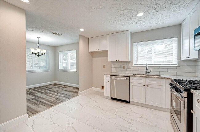 Building Photo - 6802 Glenray Dr