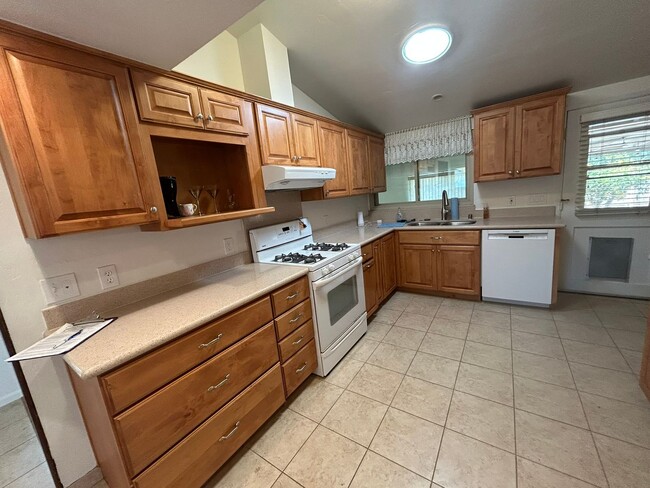 Building Photo - Charming & Pet-Friendly 3-Bedroom Home in ...