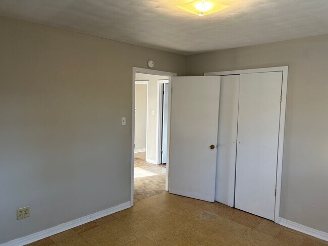 Building Photo - Rollins Dr 106/108 (duplex)