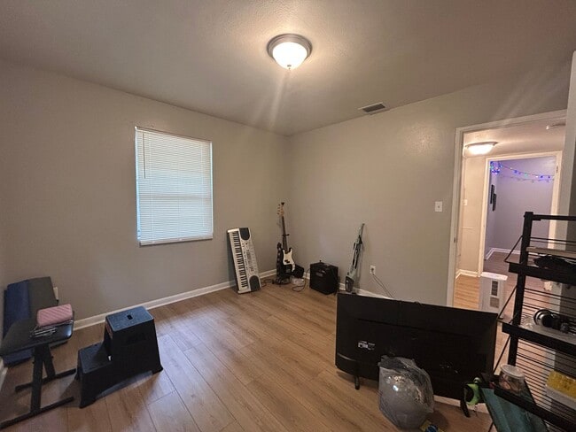 Building Photo - Beautiful 2/1 NW Gainesville with large yard