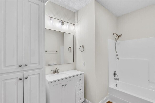 Building Photo - 3 Bed/2 Bath Home within Walking Distance to Richmond Hill Schools