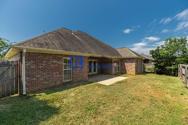Building Photo - Beautiful 4 bedroom, 2 bathroom house in B...