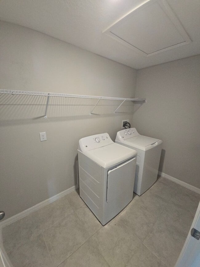 Building Photo - Gorgeous 5-Bedroom, 2.5-Bathroom Home in Riverview