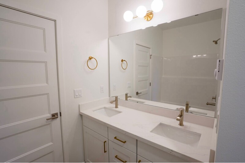 Building Photo - 1331 Lenore Dr