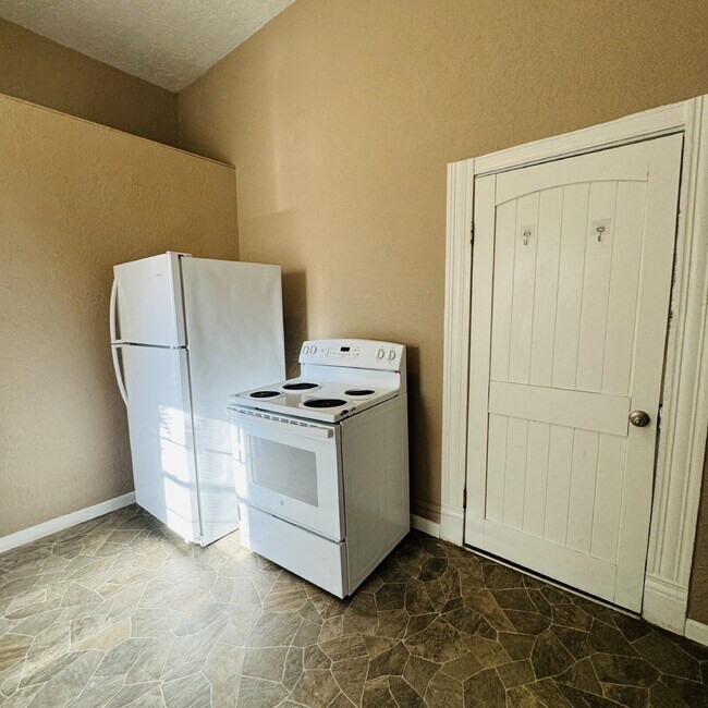 Building Photo - Victorian-style 1 Bedroom | 1 Bathroom Apartment in The Avenues!