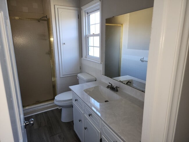 Building Photo - 3 bed 2 bath Rental