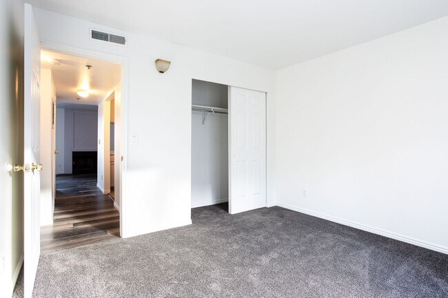 Building Photo - 2 Bedroom Fireside Condo- Minutes away from Park City Mountain