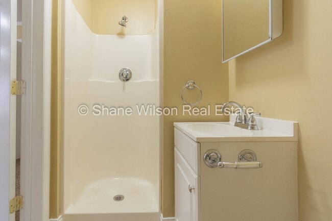 Building Photo - Large 4 BR / 2.5 BA homefor lease in Rossv...