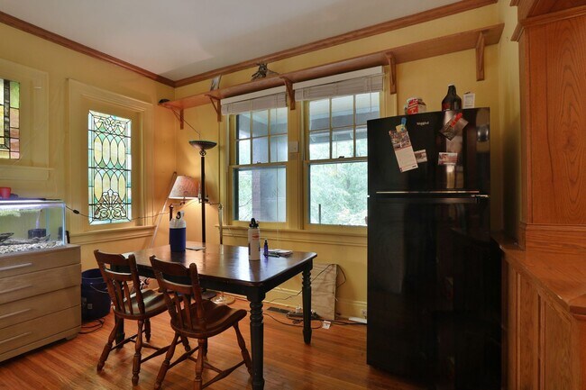 Building Photo - Highly Sought After OSU 6 Bedroom House Iuka Ravine with 2 new bathrooms and free off-street parking