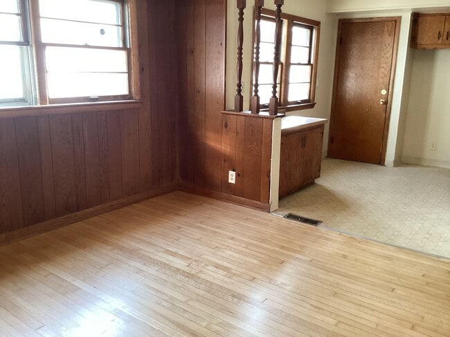 Building Photo - 4 Bedroom Single Family