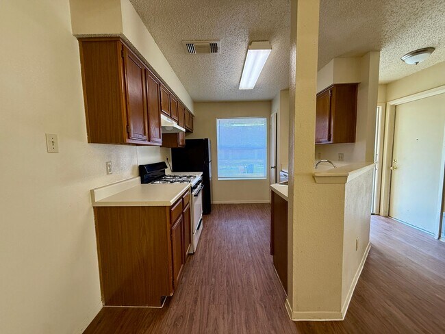 Building Photo - QUIET LOCATION - YARD BACKS TO GREENBELT