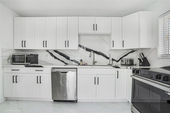 Building Photo - 1633 SE 5th Ct