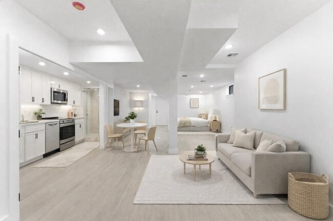 Building Photo - 113 Oak St