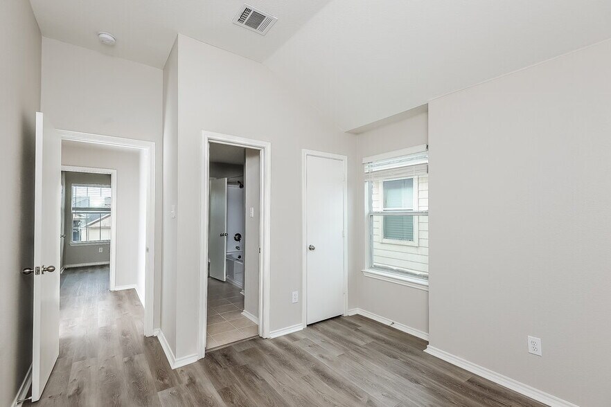 Building Photo - 2104 Deniro Dr