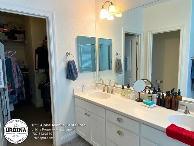 Building Photo - Newer Home, Beautiful Santa Rosa Property!