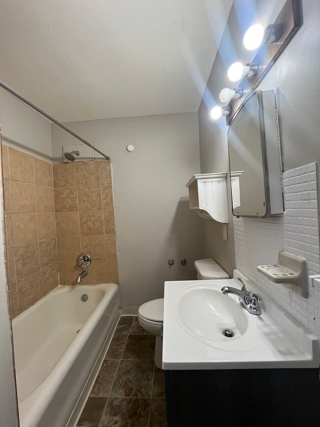 Building Photo - 1092 Edgerton St