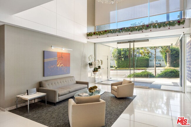 Building Photo - 838 N Doheny Dr