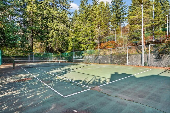 Building Photo - Updated 1BD/1BA Condo in Portland’s West Hills w/ Carport & Private Balcony