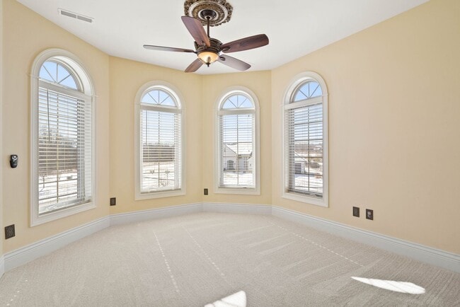 Building Photo - Large 5 Bedroom Home W/ Fenced yard