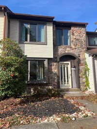 Building Photo - 3 Bd / 1.5 Bth Newtown Townhouse