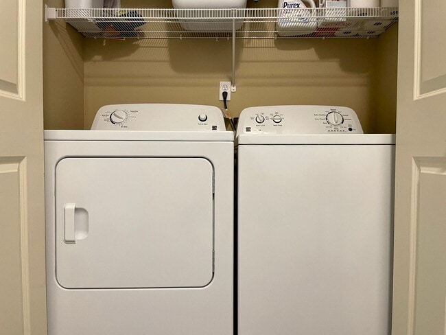 Building Photo - Sherwood Corner 3 Bed 2.5 Bath Townhome on top floor~  Reserved Parking and Washer & Dryer and Co...