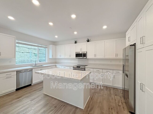 Building Photo - 820 Makani St