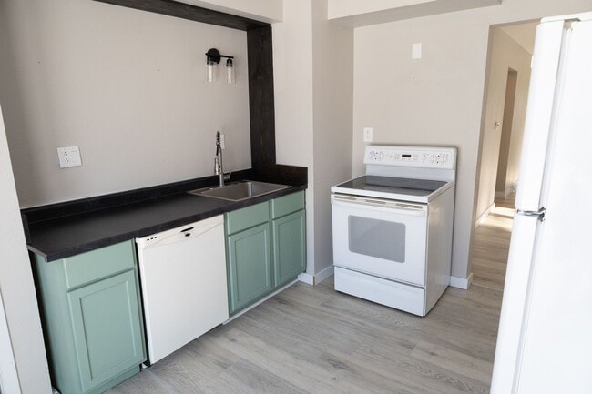 Building Photo - UPDATED 3 Bedroom 1 Bathroom single family home