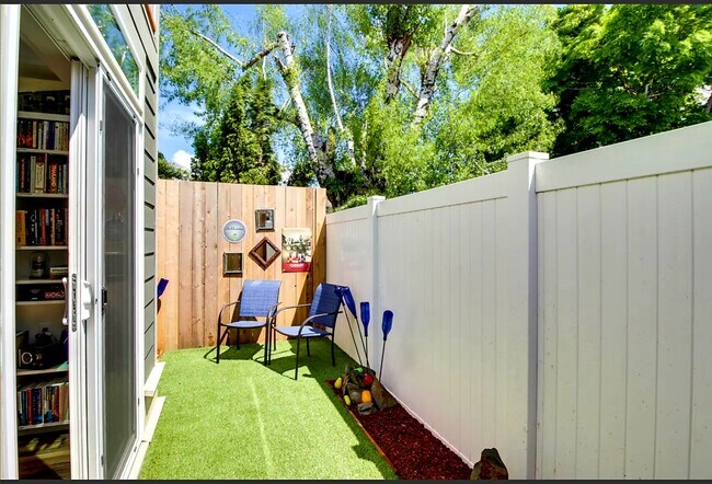 Building Photo - 6625 Amherst N St