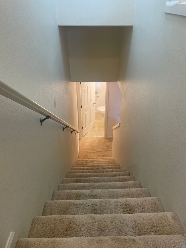 Building Photo - Beautiful Murray Hills Condo Townhome Now ...