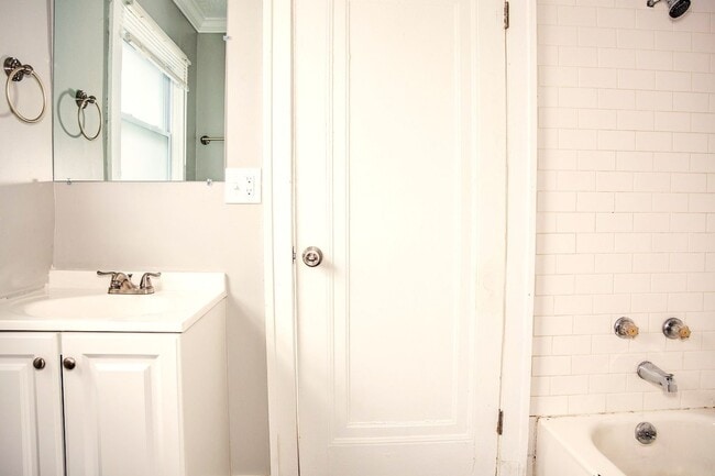 Building Photo - SEE IT NOW: Charming Updated Home in a Quiet Kansas City Neighborhood!