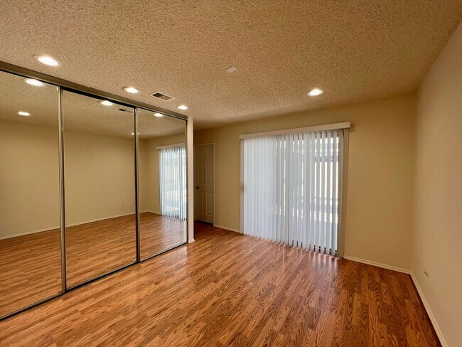 Building Photo - Available Now! 3 Bedroom, 2 bathroom home ...