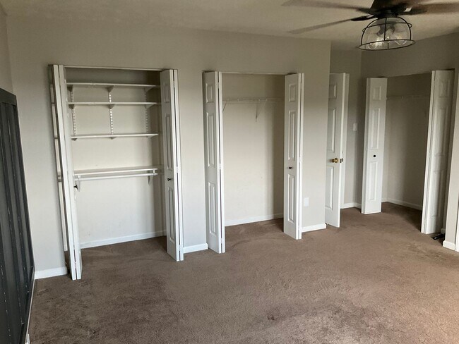 Building Photo - Large 3 Bedroom 2.5 bath townhome with additional finished room.