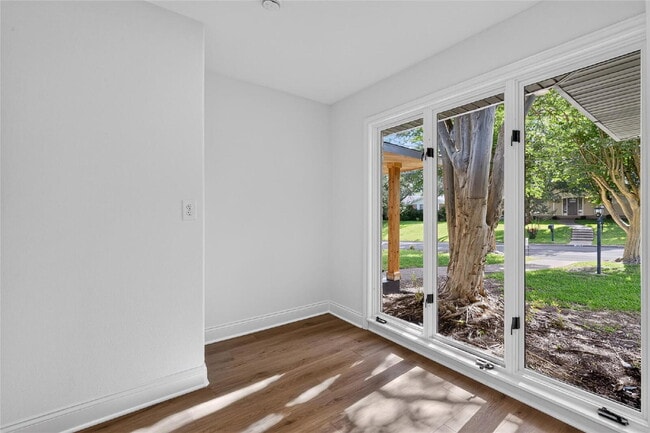 Building Photo - "Fully Remodeled 4-Bedroom Luxury Home Backing to a Greenbelt with Two Primary Suites!"