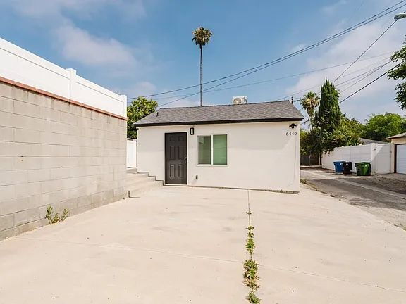 Building Photo - "Charming Reseda Retreat: Cozy 1-Bedroom with Stylish Granite Accents!"