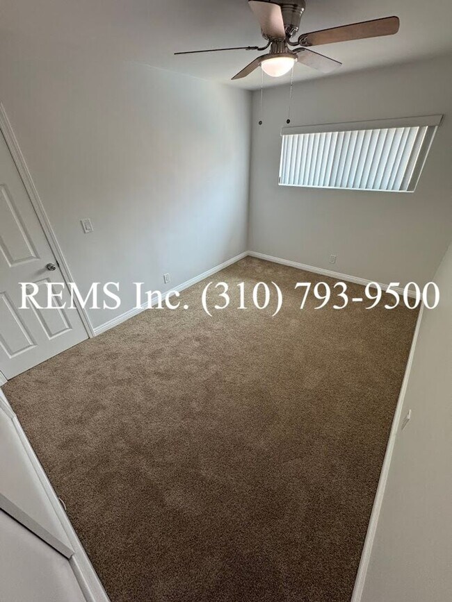 Building Photo - Remodeled Duplex Unit with Laundry Hook-Up...