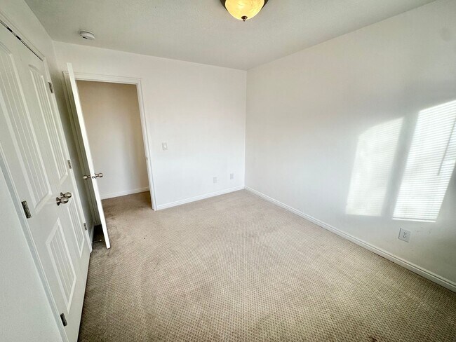 Building Photo - 3 Bedroom End Unit Townhome!