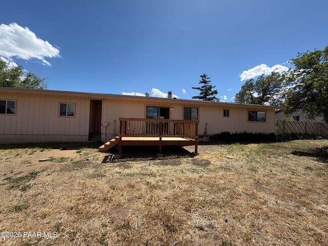Building Photo - 366 W Tamarack Ln